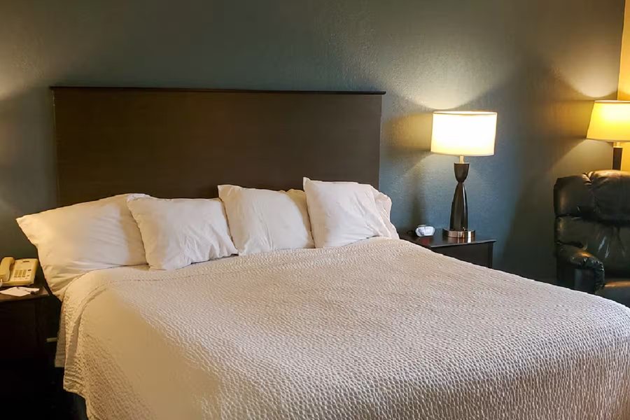AmericInn by Wyndham Clear Lake — Guest room