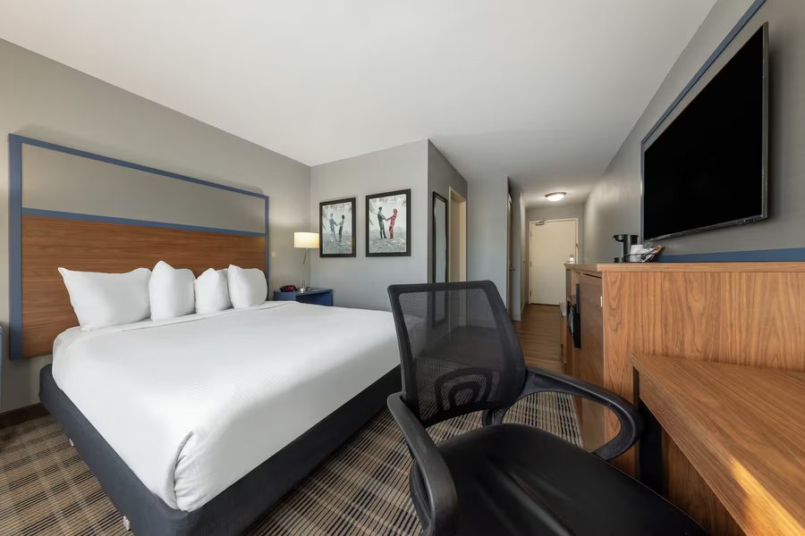 AmericInn by Wyndham Duluth — Guest room