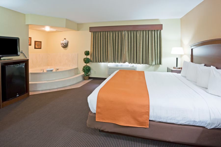 AmericInn by Wyndham Fargo West Acres — Guest room