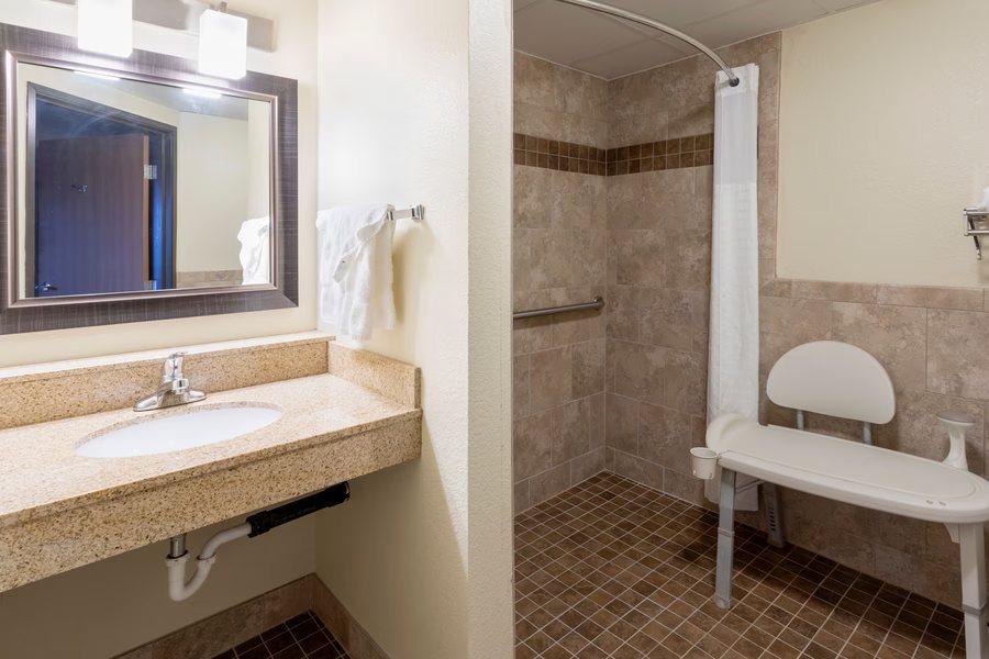 AmericInn by Wyndham Fergus Falls — Bathroom