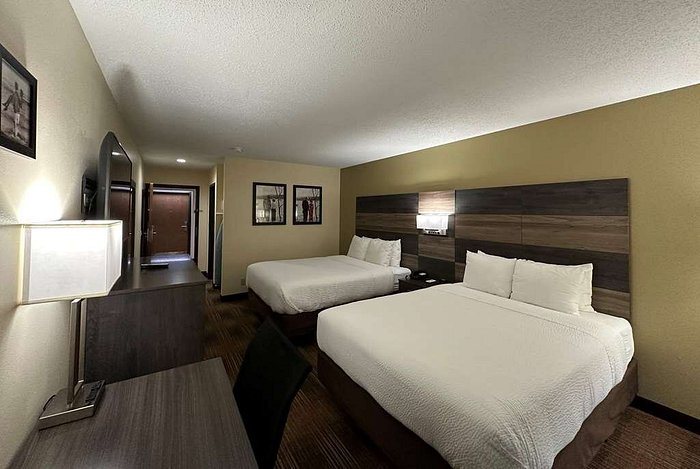 AmericInn by Wyndham Fort Atkinson — Guest room
