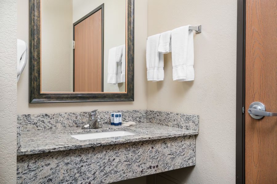 AmericInn by Wyndham Fort Dodge — Bathroom