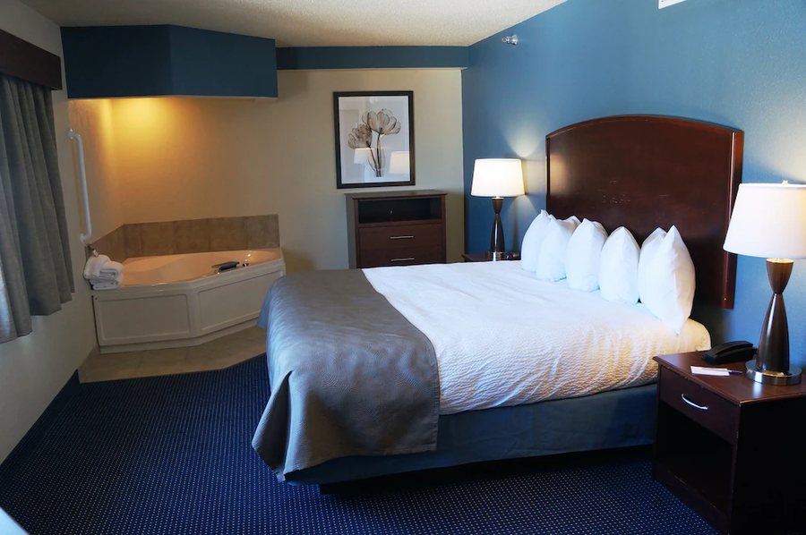AmericInn by Wyndham Fort Dodge — Guest room