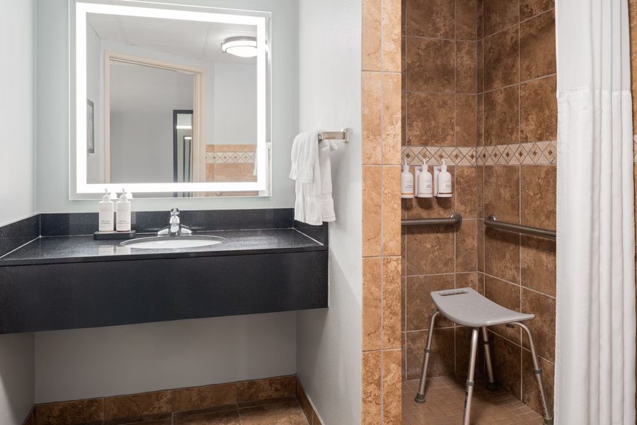 AmericInn by Wyndham Grand Forks — Bathroom