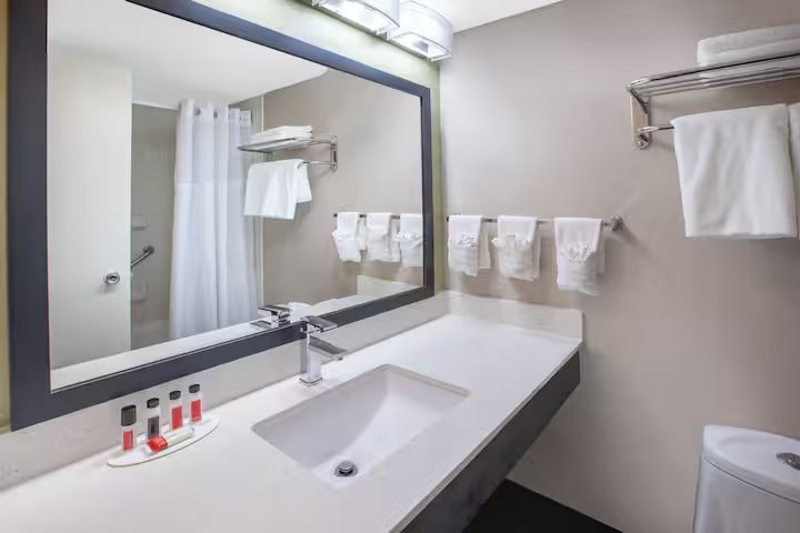 AmericInn by Wyndham Grand Rapids Airport North — Bathroom
