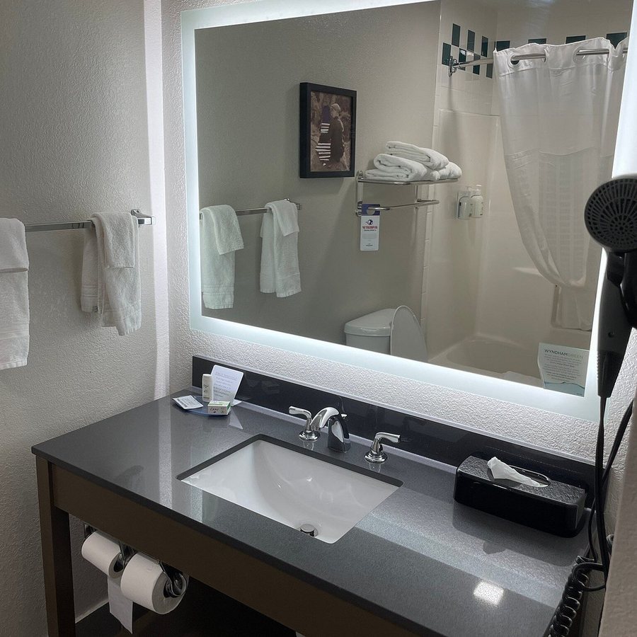 AmericInn By Wyndham Green Bay East — Bathroom