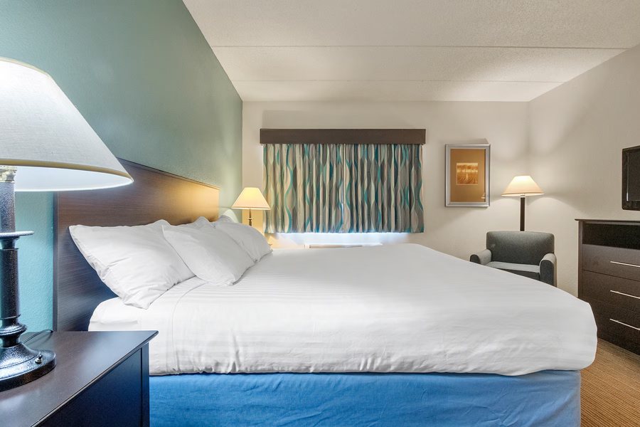 AmericInn By Wyndham Green Bay East — Guest room