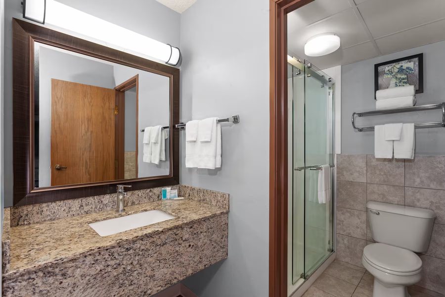 AmericInn by Wyndham Green Bay Near Stadium — Bathroom