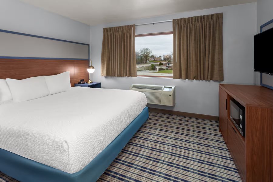AmericInn by Wyndham Green Bay Near Stadium — Guest room