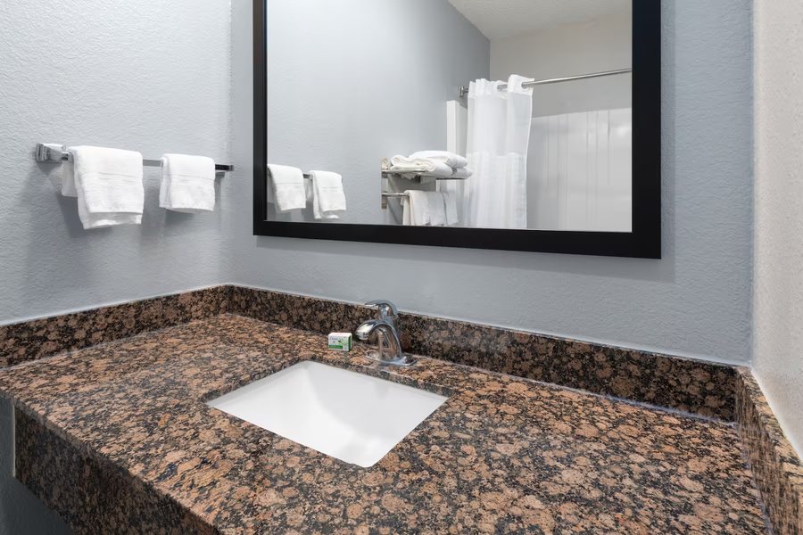 AmericInn by Wyndham Grinnell — Bathroom