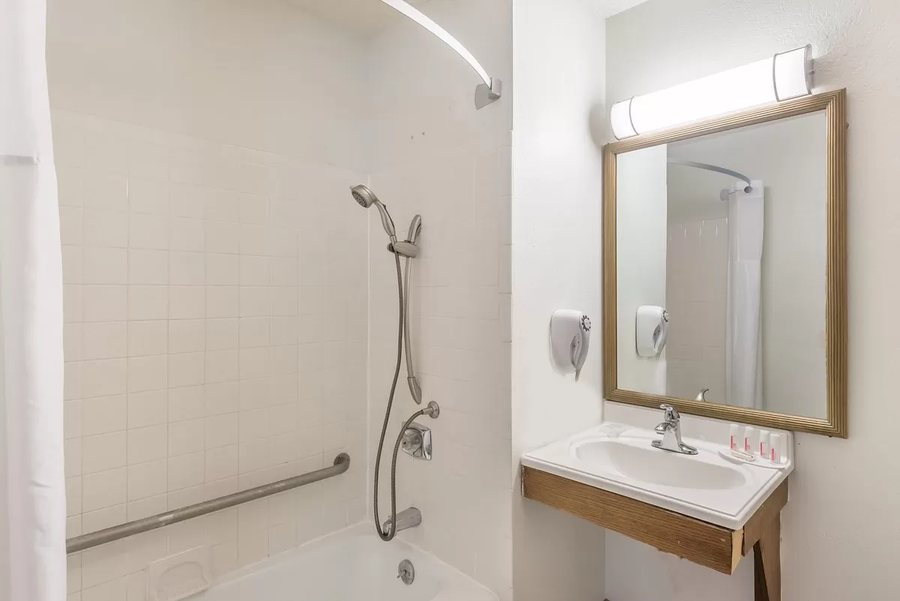 AmericInn by Wyndham Hartford SD — Bathroom