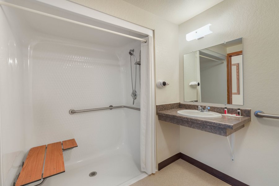 Americinn By Wyndham Hill City Mt Rushmore — Bathroom