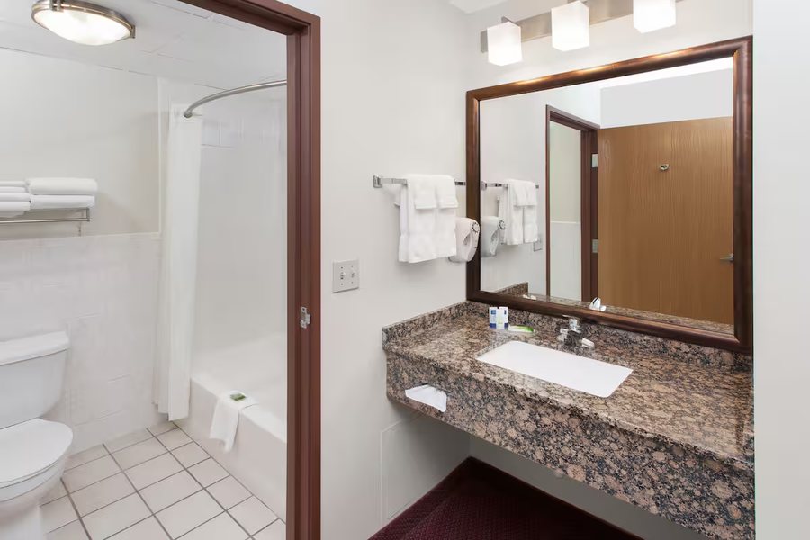 AmericInn by Wyndham International Falls — Bathroom