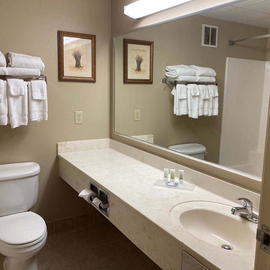 Americinn by Wyndham Iron Mountain — Bathroom