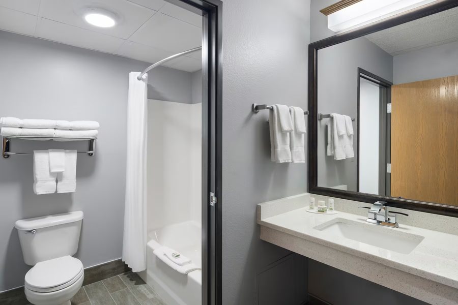 AmericInn by Wyndham Ironwood — Bathroom