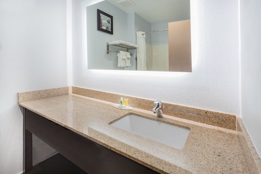 AmericInn by Wyndham Kewanee Kewanee Illinois — Bathroom