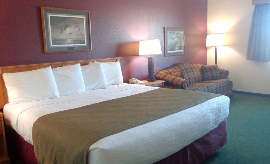 AmericInn by Wyndham Madison SD — Guest room