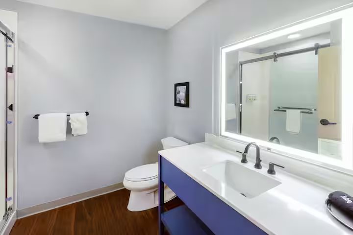 AmericInn by Wyndham Mauston — Bathroom