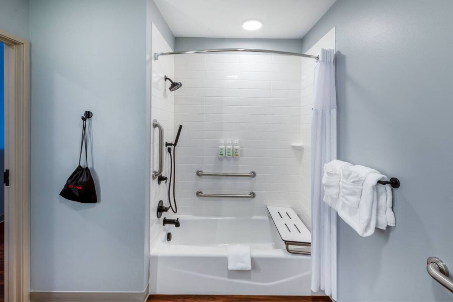 AmericInn by Wyndham Mountain Home Mountain Home Arkansas — Bathroom