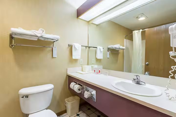 AmericInn by Wyndham Omaha — Bathroom