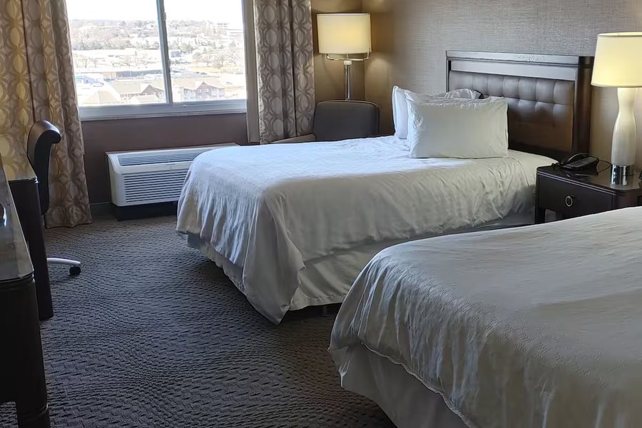 AmericInn by Wyndham Omaha — Guest room