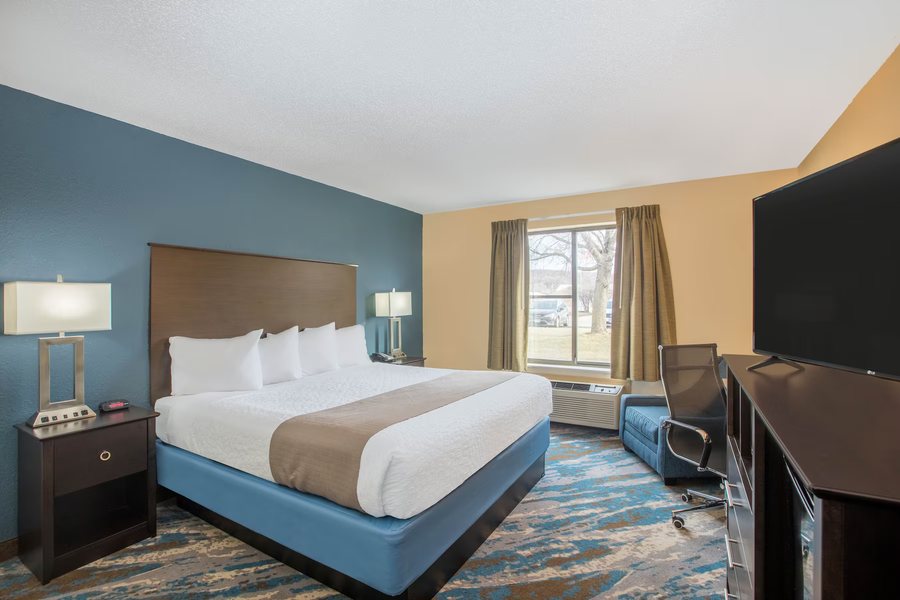 AmericInn by Wyndham Prairie Du Chien — Guest room
