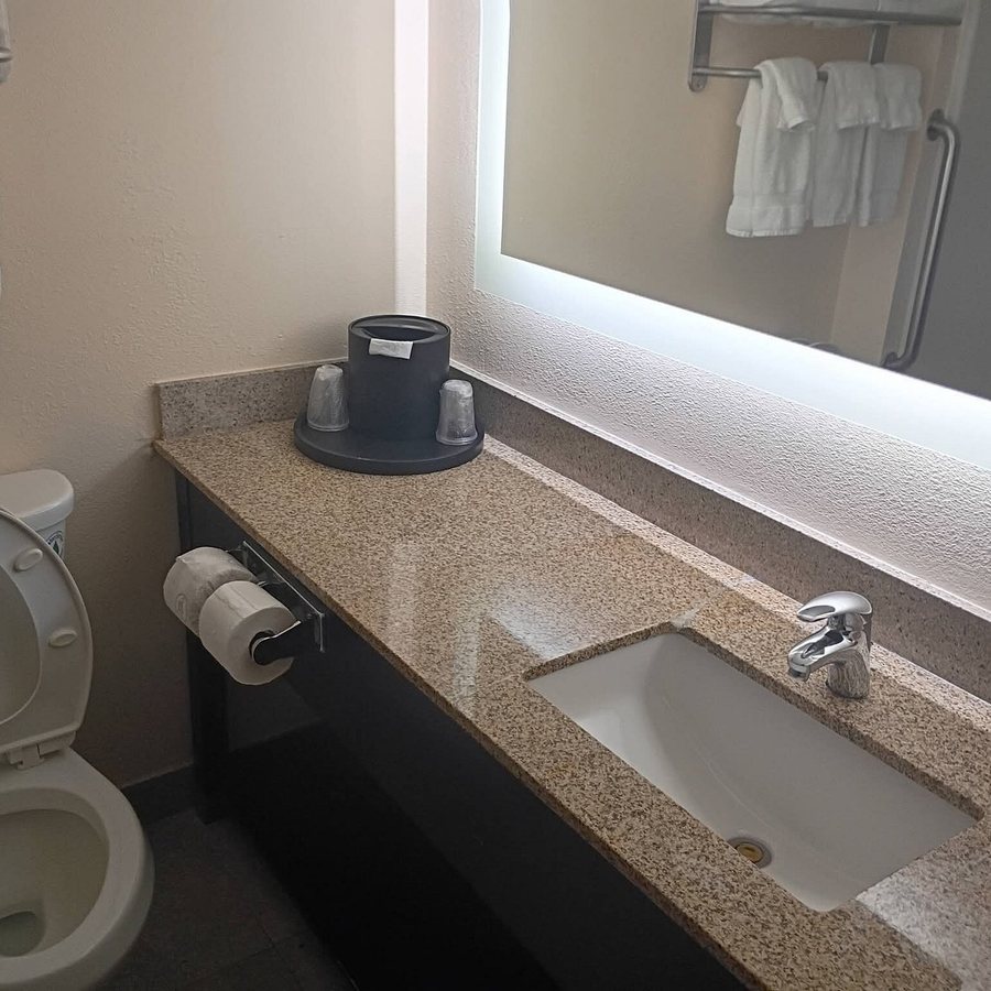AmericInn by Wyndham Quincy — Bathroom