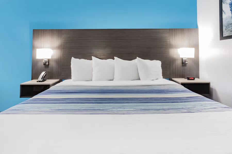 AmericInn by Wyndham Quincy — Guest room