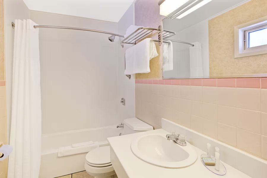 Americinn By Wyndham Rapid City — Bathroom