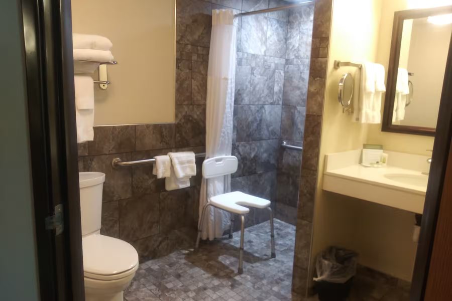 Americinn By Wyndham Red Wing — Bathroom