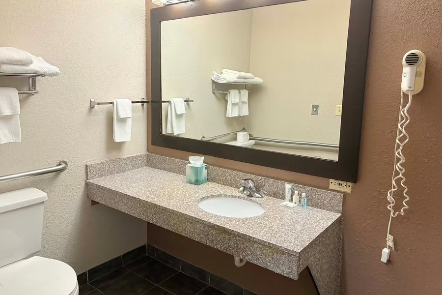 AmericInn by Wyndham Rhinelander — Bathroom