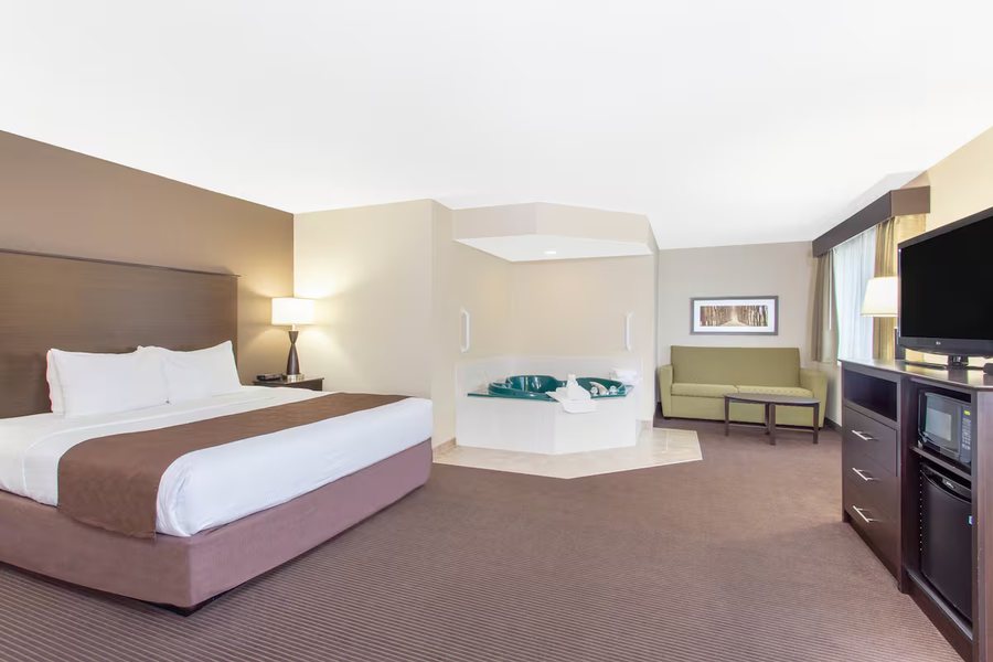AmericInn by Wyndham Rhinelander — Guest room