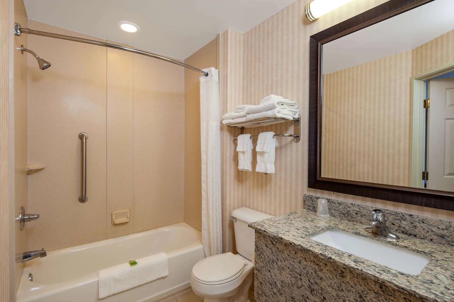 AmericInn by Wyndham Rochester Airport — Bathroom