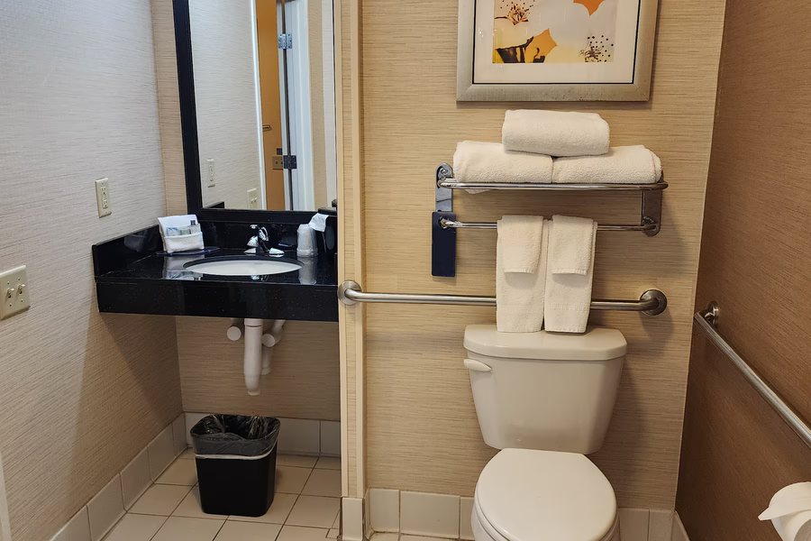 Americinn By Wyndham Saint Cloud West — Bathroom