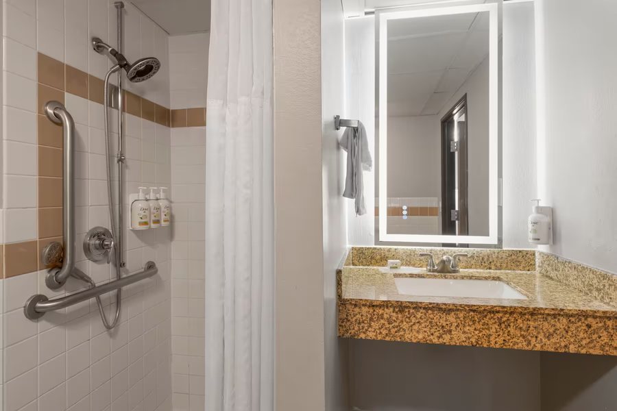 AmericInn by Wyndham Shakopee Near Canterbury Park — Bathroom