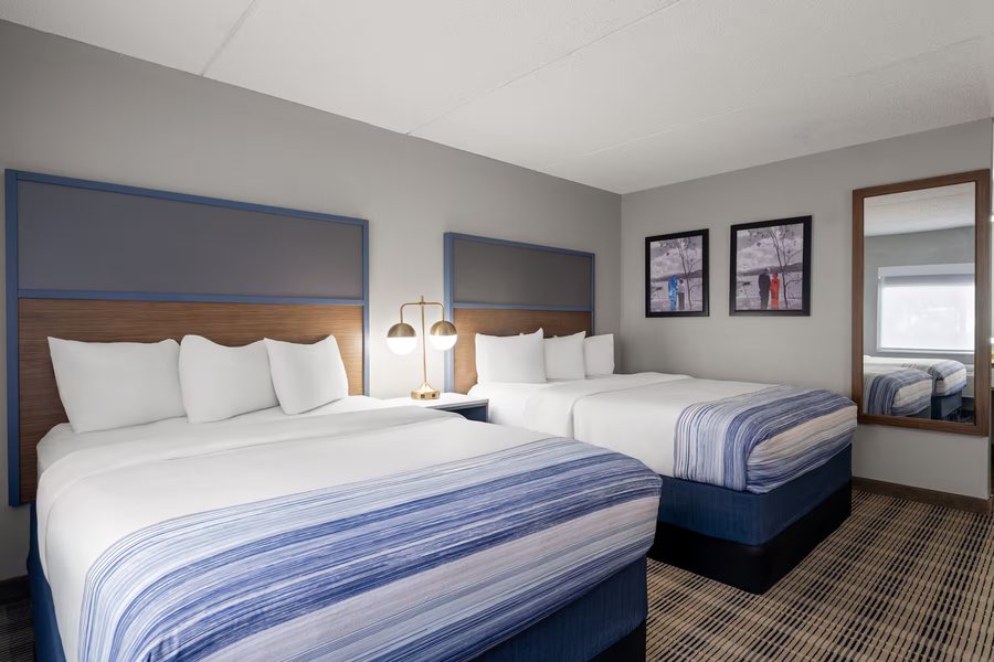 AmericInn by Wyndham Shakopee Near Canterbury Park — Guest room