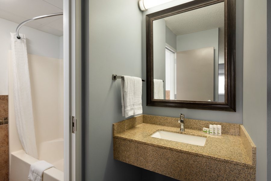 AmericInn by Wyndham Silver City — Bathroom