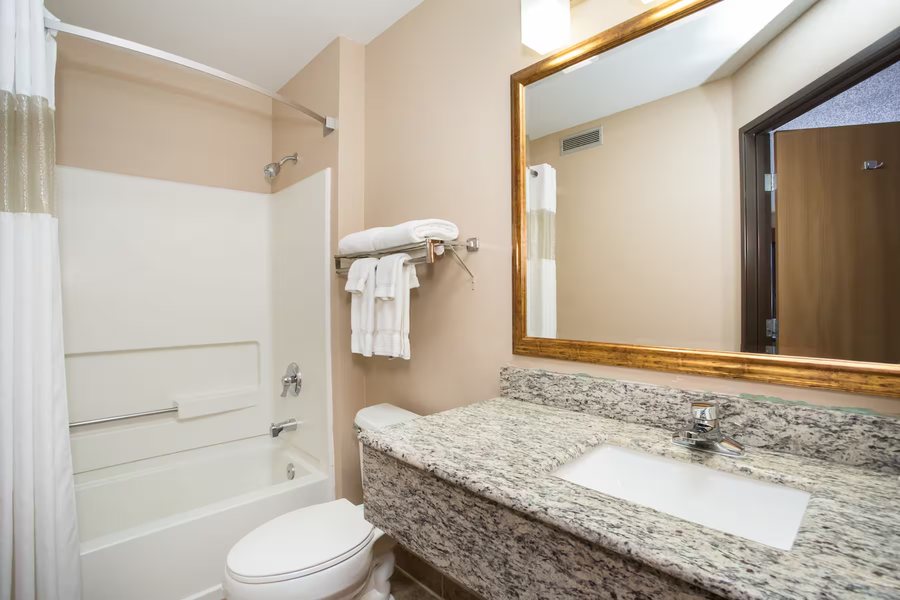 AmericInn by Wyndham Sioux City — Bathroom