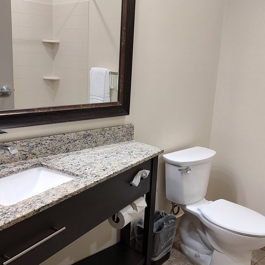 AmericInn by Wyndham Sioux Falls North — Bathroom