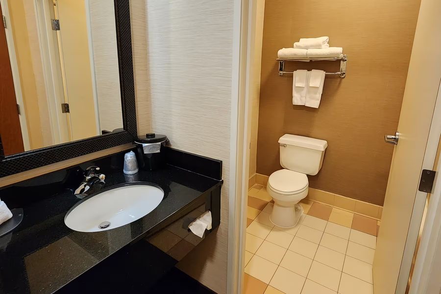 AmericInn by Wyndham St Cloud — Bathroom