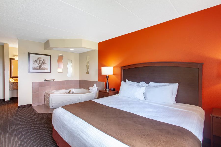 AmericInn by Wyndham St Cloud — Guest room