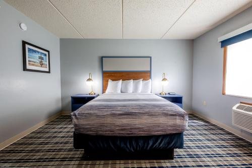AmericInn by Wyndham Sturgeon Bay — Guest room