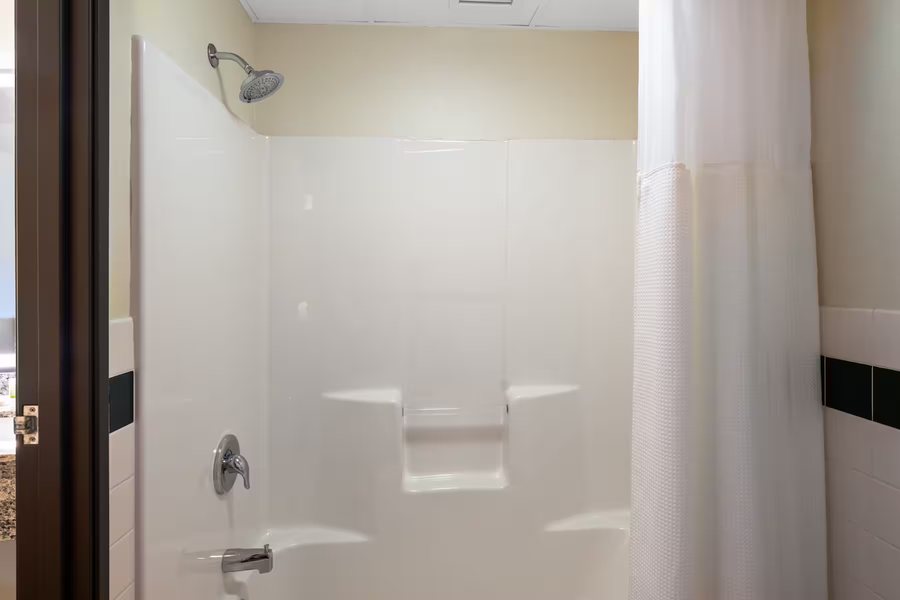 AmericInn by Wyndham Two Harbors Near Lake Superior — Bathroom