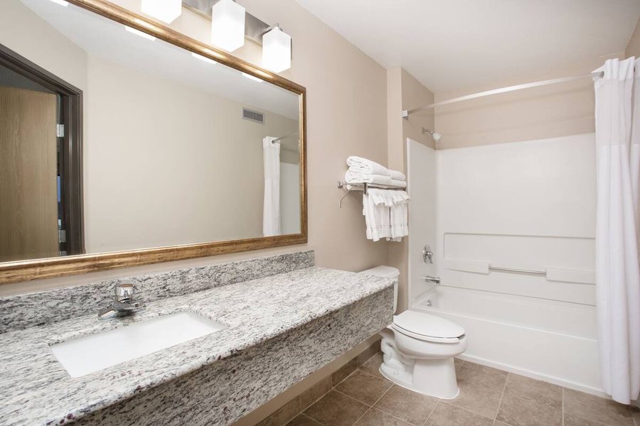 AmericInn by Wyndham Valley City — Bathroom