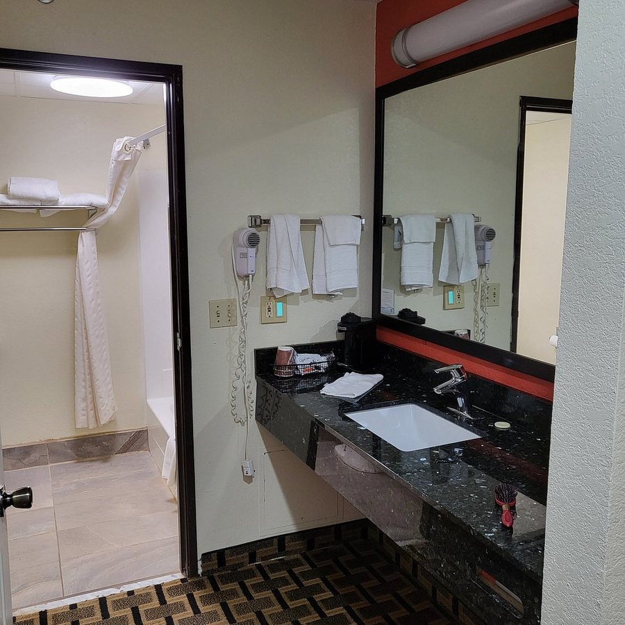 AmericInn by Wyndham West Burlington — Bathroom