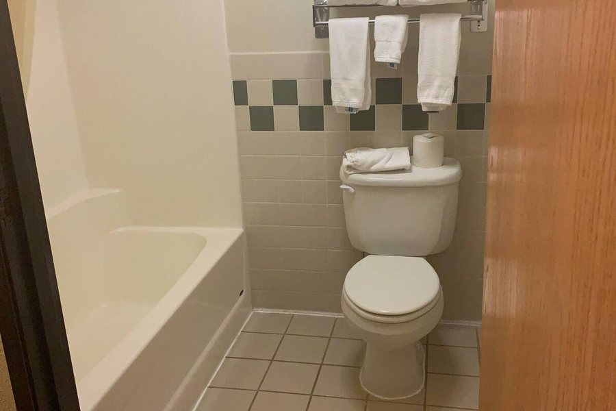 AmericInn by Wyndham Wetmore Munising — Bathroom