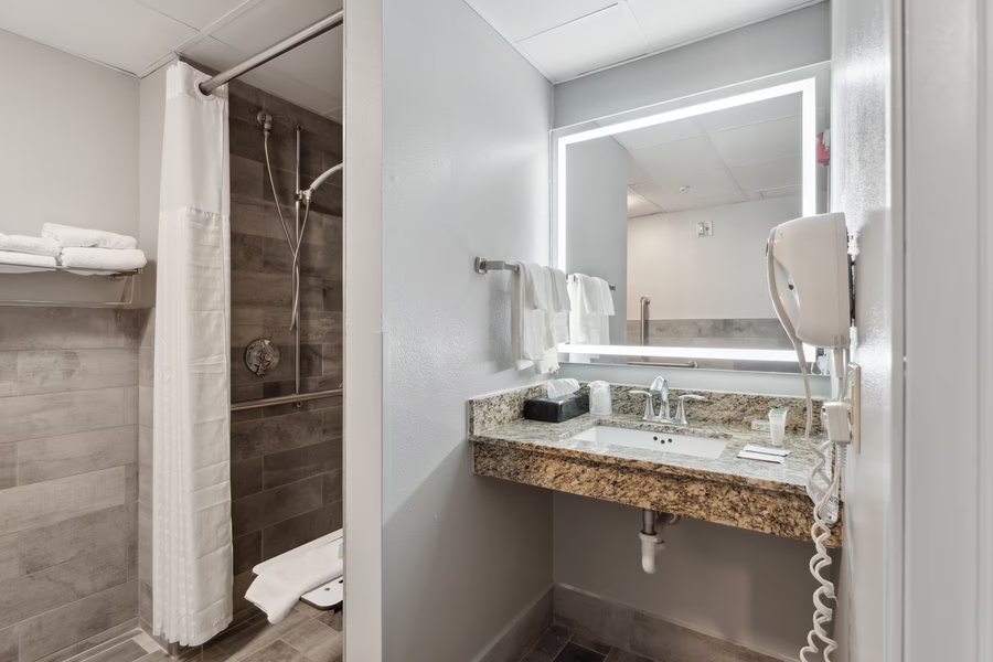 Americinn By Wyndham — Bathroom