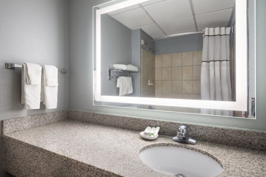 AmeriCoast Inn — Bathroom