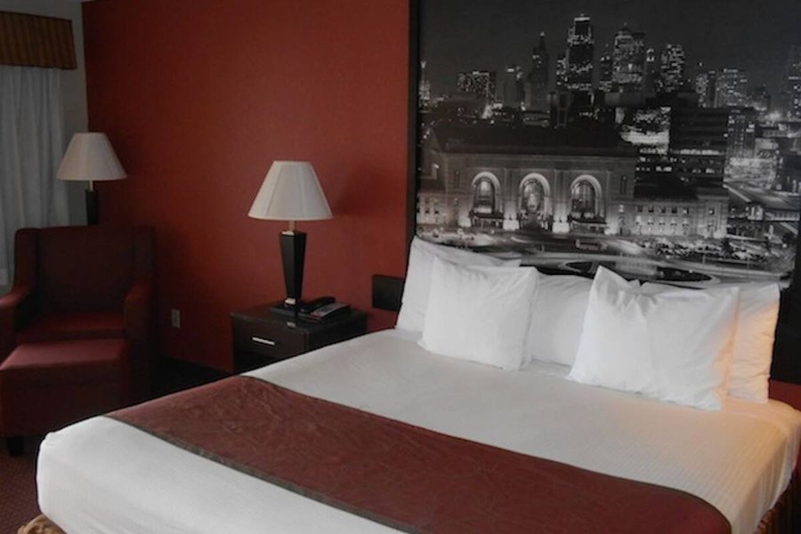 AmeriStay Inn St Joseph — Guest room
