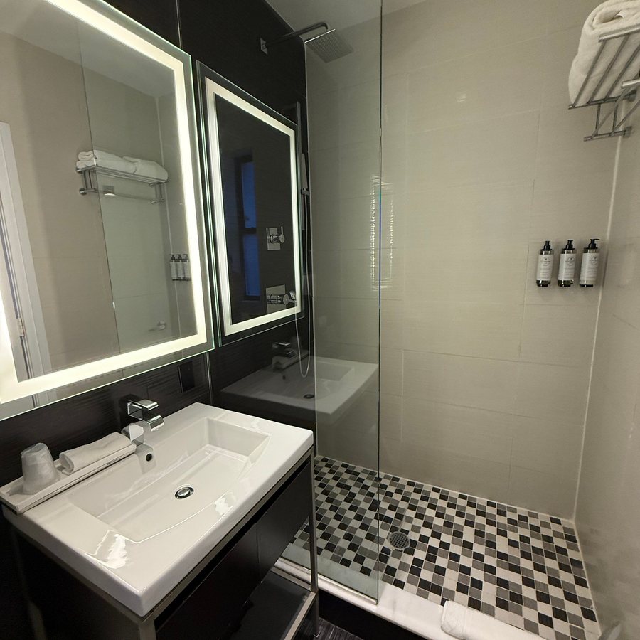 Ameritania at Times Square Hotel — Bathroom